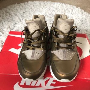 Navy green huarache runs women